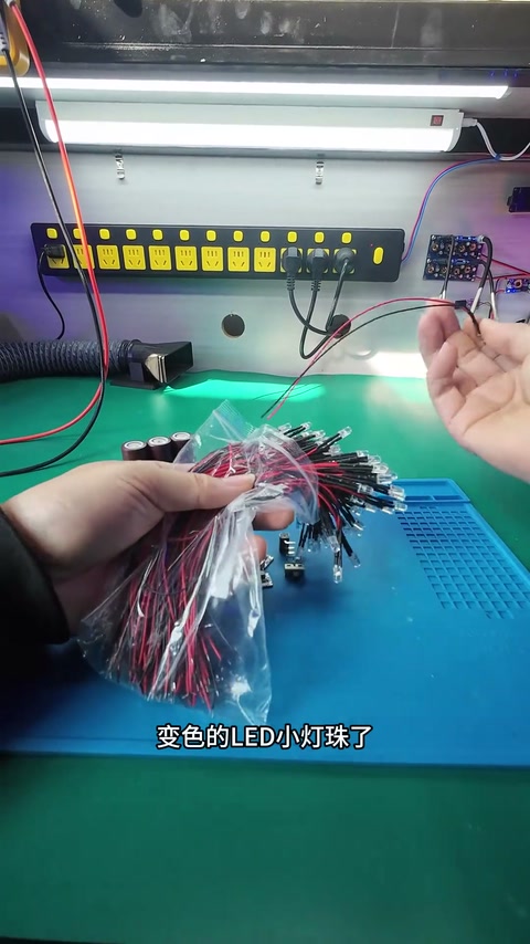 DIY超长续航的夜间七彩小夜灯？ 在这个学期的最后一堂科技创客拓展课，我亲手DIY一个超长续航的七彩小夜灯，送给我的学生们