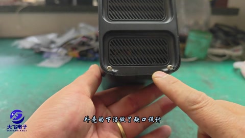 散热窗与下沿缺口 · 00:59