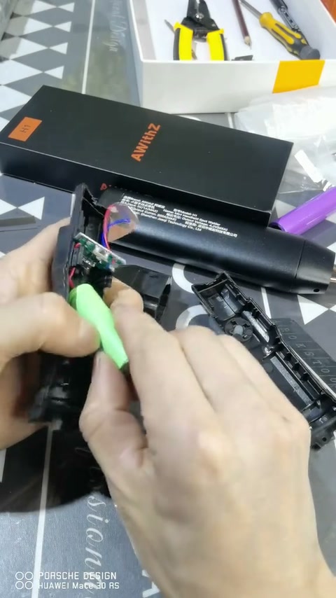 用手持锂电池小点焊机，给手电筒换电池。 手持小点焊机，方便携带，可以用于给充电宝，播放器等小电器换锂电池，锂电池如果用电烙铁焊接，温度过高，锂电池内部的气压变高，容易使锂电池报废。只能用点焊机