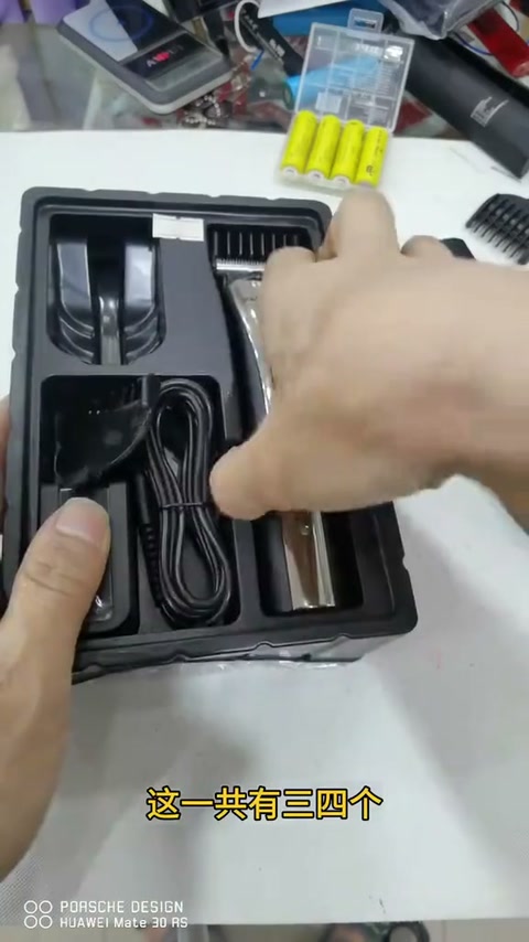 飞科理发器电池坏了，用便携式点焊机给电池点焊，换电池 仓库里翻出来的库存多年的飞科理发器，电池失效了，要换新电池，买回来的平头电池没有一个容量超过400的，只能买尖头的，这个容量足足的，给他换上去，现在工作时间比新的还要厂一倍。便携式点焊机也很好用，点得非常结实