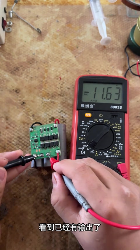 Multimeter zeigt Ausgang · 01:37