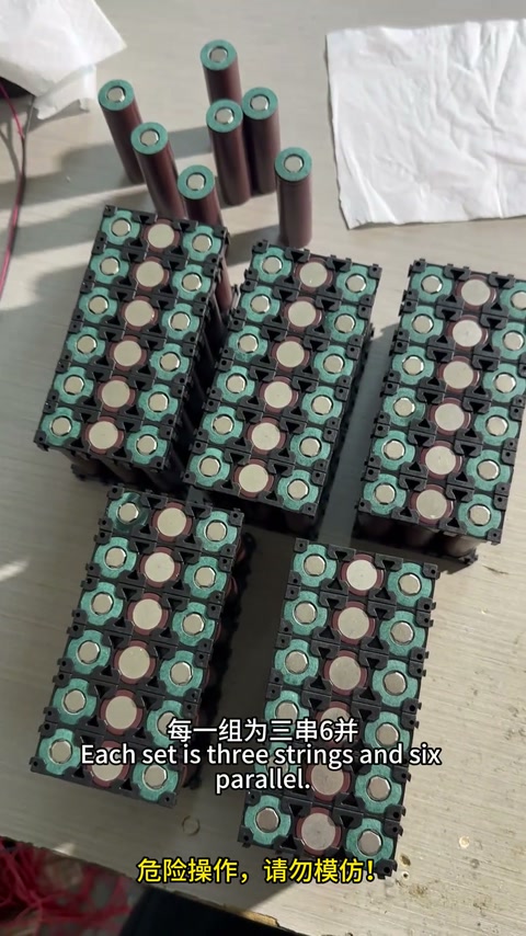 第42集 | 用收纳盒改装成太阳能充电户外移动电源? 自己动手用一个普通的收纳盒,来制作成有趣又实用的多功能太阳能充电的户外移动电源!简直太实用啦