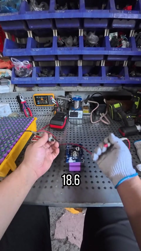 18.6V · 07:38