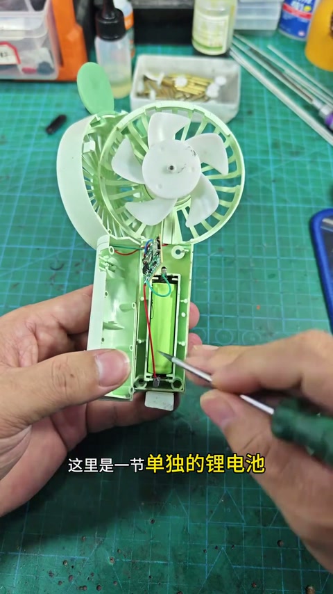 去年9.9买的小风扇充不上电了，维修换上一节大电池，从此没有续航焦虑！视频同款家用电池点焊机，在橱窗