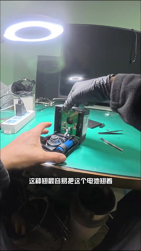拆音响电池 · 01:05